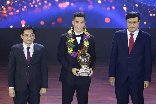 Trực tiếp trao giải Quả bóng vàng Việt Nam 2024: Tiến Linh xếp trên Hoàng Đức