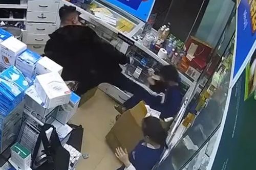 Hà Tĩnh: Công an xác minh vụ gã đàn ông xông vào quầy thuốc hành hung nữ dược sỹ