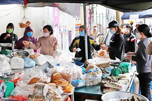 Chợ truyền thống của Hà Nội: Làm gì để hút khách trở lại?