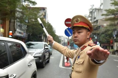 Xử lý nghiêm hành vi đi ngược chiều trên phố Tôn Đức Thắng (Đống Đa)