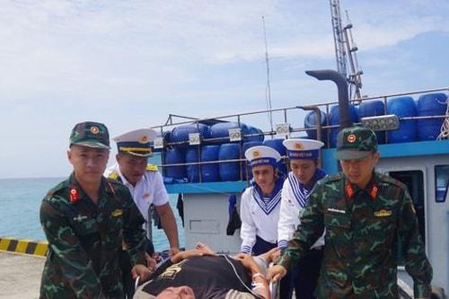 Quân y đảo Trường Sa cấp cứu ngư dân bị đột quỵ não