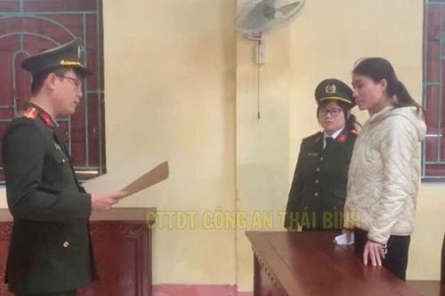 Bịa lý do cần vốn để kinh doanh, người phụ nữ dùng bìa đỏ giả vay tiền