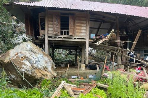 Thoát chết khi đá lăn từ trên núi xuống nhà lúc rạng sáng