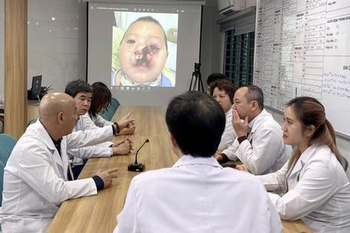 Chuyện của những người cả đời đi 'săn' nụ cười