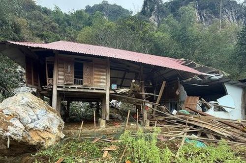 Vụ đá núi lăn đè nhà trong đêm: Thoát chết thần kỳ trong gang tấc