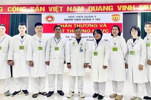 Sắc áo blouse trắng hòa màu mũ nồi xanh