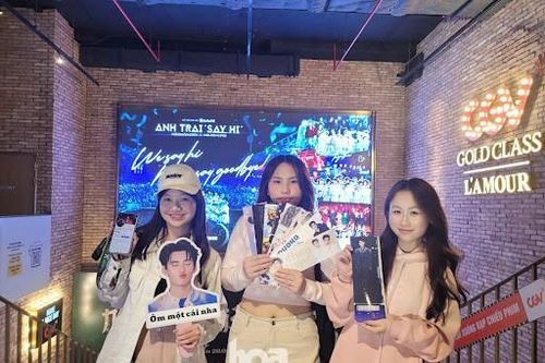 Phim tài liệu Anh Trai Say Hi: Fan đến sớm hẳn 4 tiếng, 'ê hề content' tại sảnh chờ