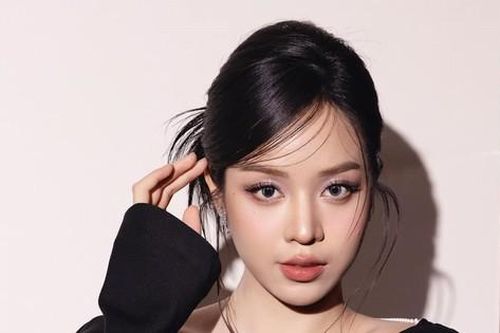 Hoa hậu Thanh Thủy có chuyến công du đầu tiên, trang phục được khen hết lời
