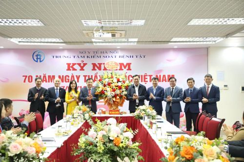 Thứ trưởng Bộ Y tế: CDC Hà Nội đã nỗ lực vượt khó khăn, bảo vệ tốt sức khỏe nhân dân