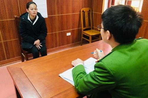 Bắt 'nữ quái' trộm cắp tài sản của du khách tham gia lễ hội Kỳ Cùng - Tả Phủ