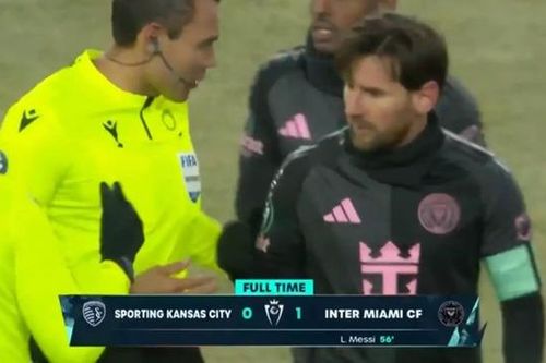 Trọng tài xin chữ ký Messi nhận án phạt nặng