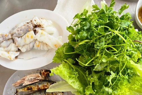 Cá trích nướng ăn kèm bánh mướt, đặc sản của vùng biển Quỳnh Phương