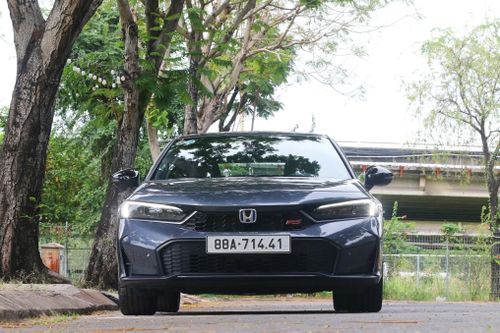 Đánh giá Honda Civic e:HEV RS - sedan hybrid giá 999 triệu đồng