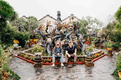 2 triệu phú Mỹ đi 17 ngày xuyên Việt