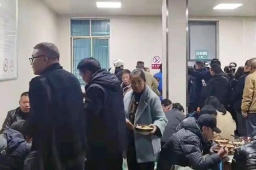Giả vờ đi đám ma để ăn mì gạo nhà tang lễ đang 'hot' tại Trung Quốc