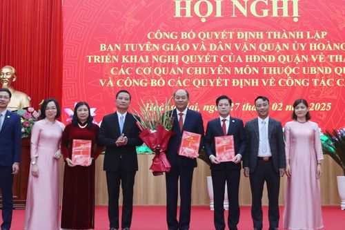 Quận Hoàng Mai công bố các Quyết định công tác cán bộ
