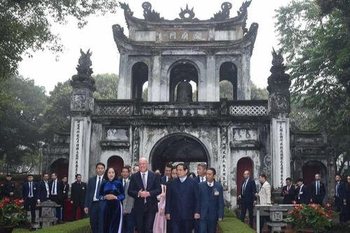 Thủ tướng Phạm Minh Chính cùng Thủ tướng New Zealand Christopher Luxon thăm Văn Miếu-Quốc Tử Giám
