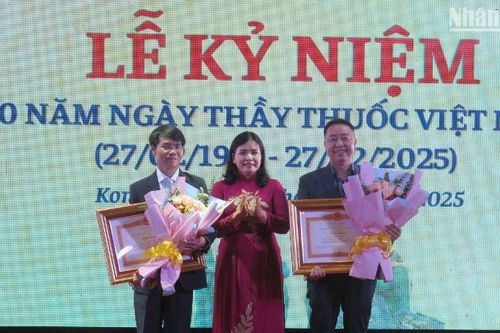 Trao bằng khen của Thủ tướng Chính phủ cho hai cán bộ y tế Kon Tum