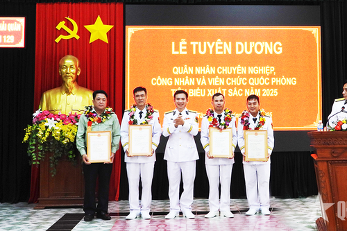 Hải đoàn 129 tuyên dương quân nhân chuyên nghiệp, công nhân, viên chức quốc phòng tiêu biểu
