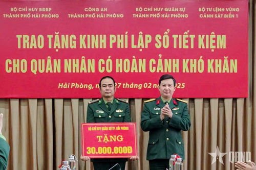 Trao sổ tiết kiệm tặng quân nhân có hoàn cảnh khó khăn
