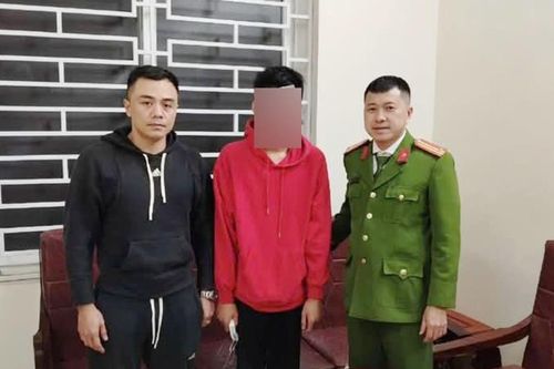 Công an giúp đỡ cháu trai đi lạc về với gia đình