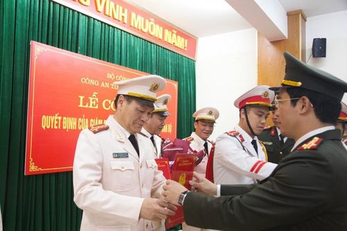 10 lãnh đạo cấp phòng, huyện Công an tỉnh Quảng Ninh nghỉ hưu sớm