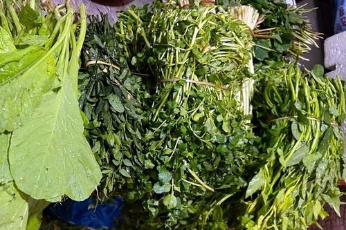 Mưa rét kéo dài, giá rau xanh tại Hà Nội đồng loạt tăng cao