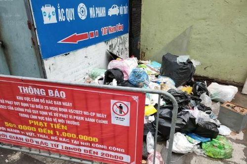 Biển cấm 'có như không', người dân vẫn bất chấp đổ rác