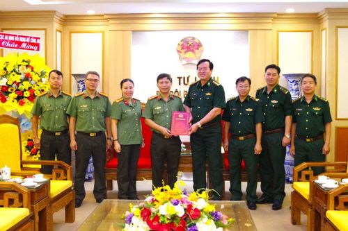 Cục An ninh đối ngoại thăm, chúc mừng Cơ quan Thường trực Bộ Tư lệnh BĐBP nhân Ngày truyền thống
