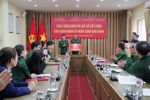 Trao tặng sổ tiết kiệm cho quân nhân có hoàn cảnh khó khăn