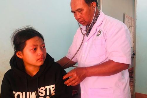 Gia Lai: Bác sĩ của buôn làng, chống hủ tục, cứu sống nhiều đứa trẻ rồi nhận nuôi