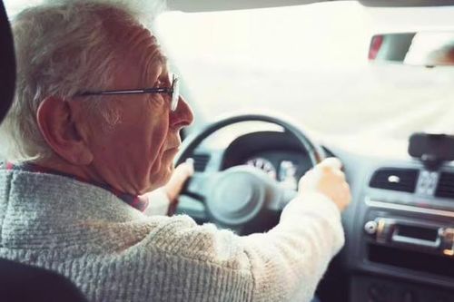 Khi nào một người lớn tuổi nên 'nghỉ hưu lái xe'?