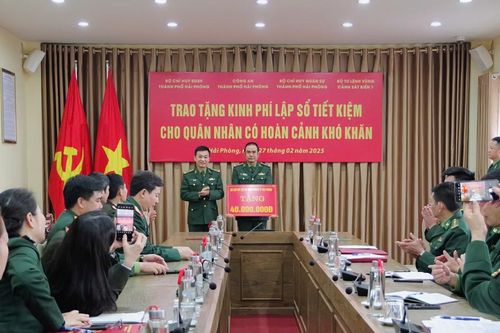 Lực lượng vũ trang TP Hải Phòng trao tặng sổ tiết kiệm cho quân nhân có hoàn cảnh khó khăn