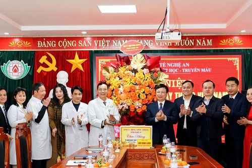 Cả nước tri ân đội ngũ y bác sĩ nhân kỷ niệm 70 năm Ngày Thầy thuốc Việt Nam