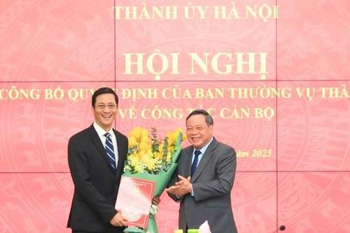 Trao quyết định của Ban Thường vụ Thành ủy Hà Nội về công tác cán bộ