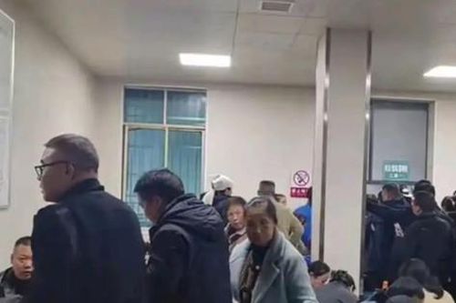 Đổ xô đến nhà tang lễ, giả vờ đi viếng để... ăn ngon