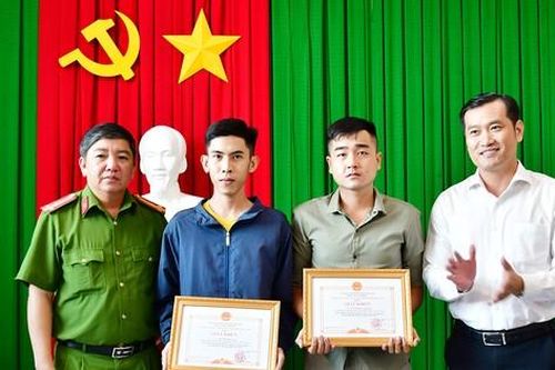 Tuyên dương 2 thanh niên dũng cảm lao vào dập lửa cứu người