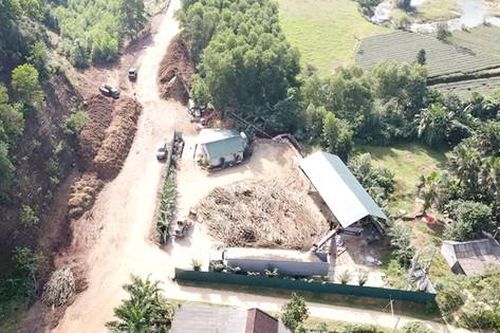 Loạt cơ sở gỗ băm dăm trái phép 'làm xiếc' giữa khu dân cư