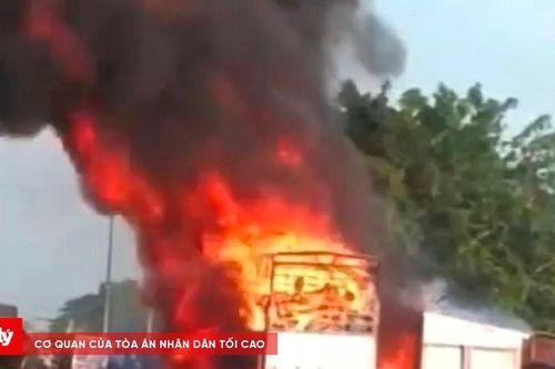Xe tải bốc cháy trên Quốc lộ 91B