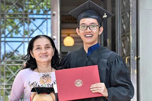 Chàng trai 4 lần trở thành thủ khoa vì ước mơ của mẹ