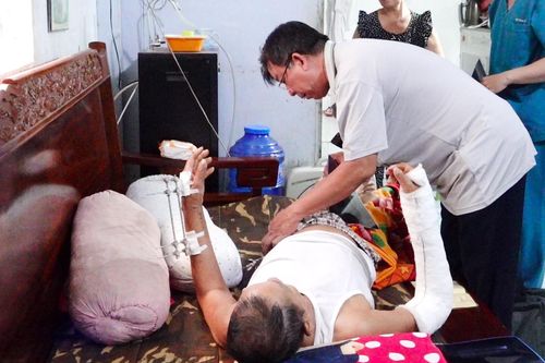 Bác sĩ 20 năm bỏ phố về xã đảo giúp dân chữa bệnh