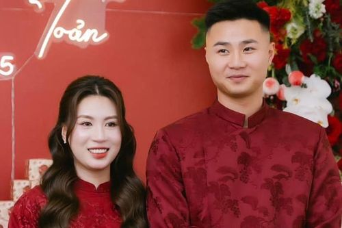 Văn Toản đi xe sang đón dâu, khoe ảnh vợ cực xinh ngày ăn hỏi