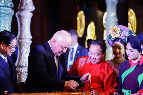Hai Thủ tướng Việt Nam và New Zealand ăn trầu, nghe quan họ, chơi đàn bầu