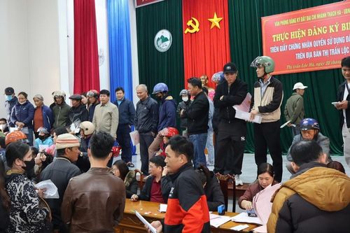 Chủ tịch Hà Tĩnh chỉ đạo 'nóng' vụ dân ùn ùn đi chỉnh sửa bìa đất sau sáp nhập