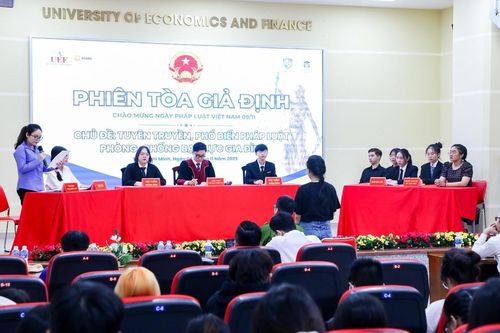 Học nhóm ngành luật trong môi trường song ngữ ở UEF