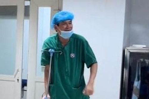 Bức ảnh bác sĩ 'chống nạng' bước ra khỏi phòng mổ chạm trái tim ngàn người