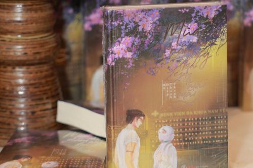 Tái bản tiểu thuyết kể chuyện tình của bác sĩ trong đại dịch đúng ngày 27/2
