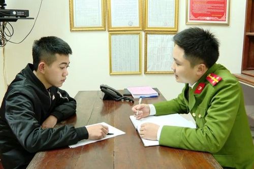 Bắt tạm giam thanh niên cầm dao kề cổ 'tình địch', ép quỳ xin lỗi ở sân bóng