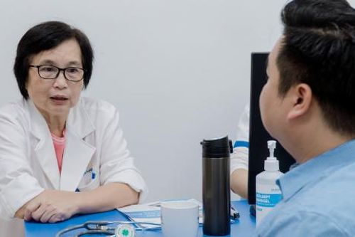 Nữ bác sĩ bỏ tiền túi làm xét nghiệm cho bệnh nhân