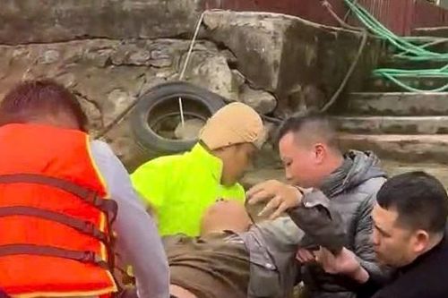 Cảnh sát giao thông kịp thời cứu nam thanh niên nhảy sông Cấm